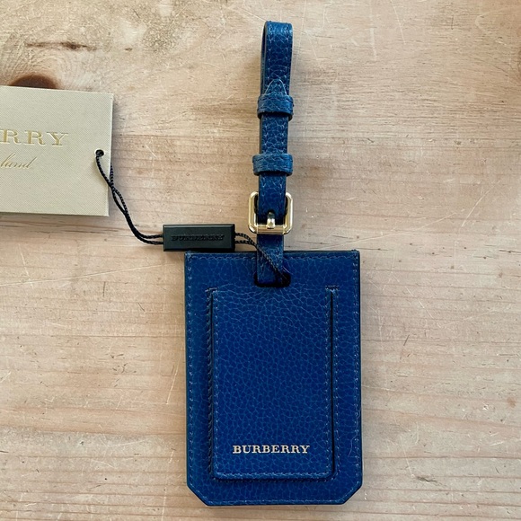 Handbags - Burberry Luggage Tag 🤩 NWT!!!!